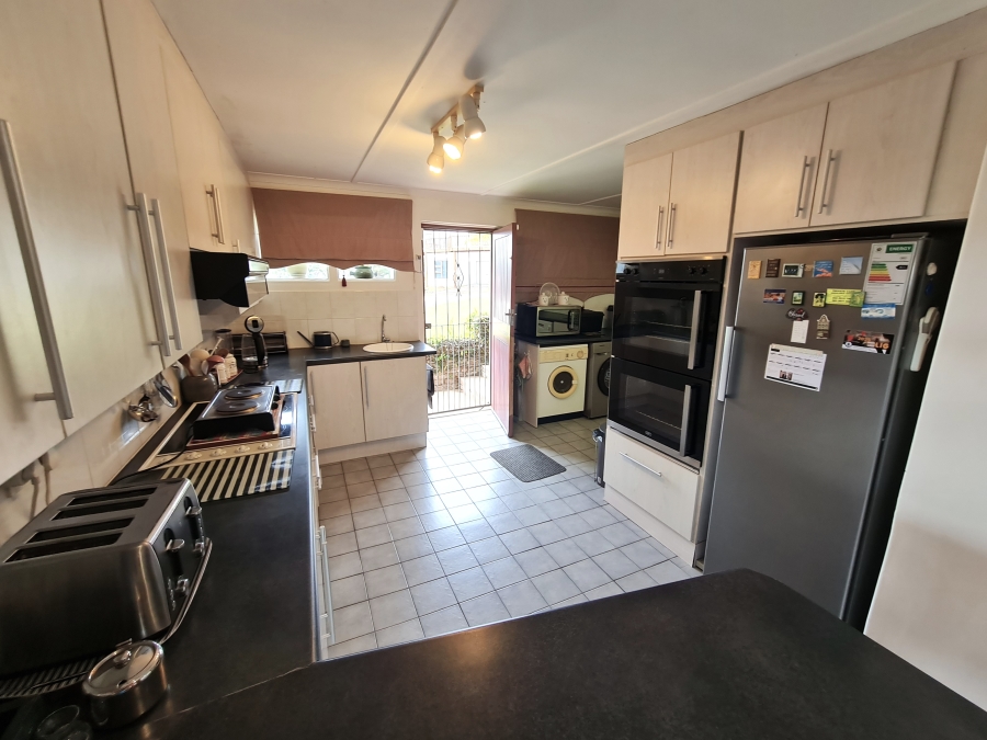 4 Bedroom Property for Sale in Wavecrest Eastern Cape